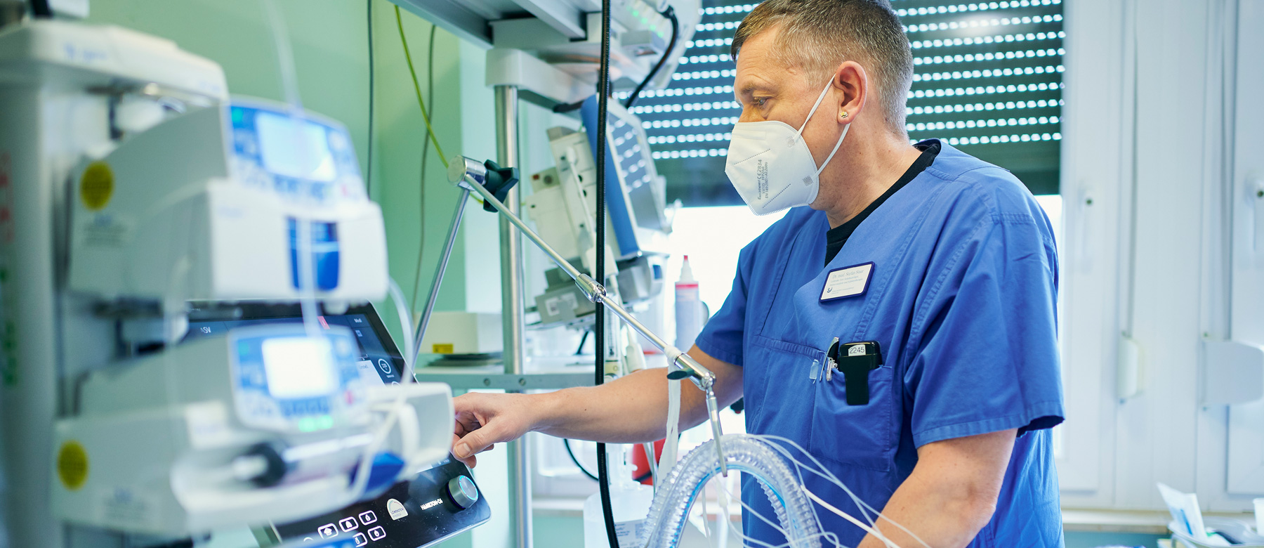 Der leitende Arzt der Anästhesie des Gemeinschaftskrankenhauses Herdecke Dr. Stefan Staar bedient die Geräte auf der Intensivstation.