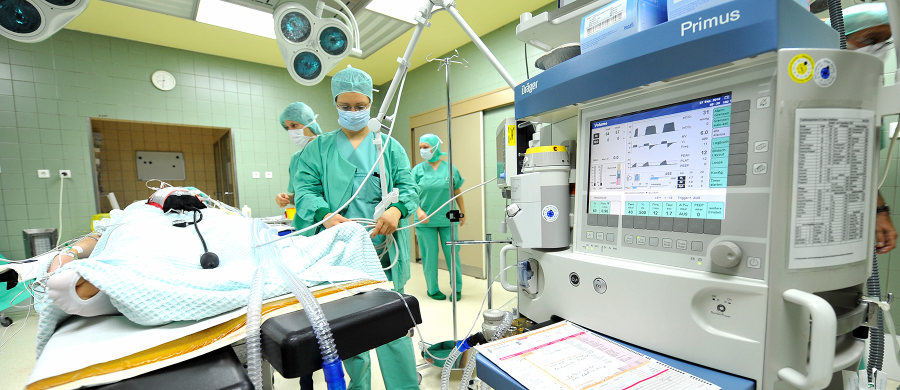 Das Anästhesieteam bereitet einen Patienten für die Operation vor.