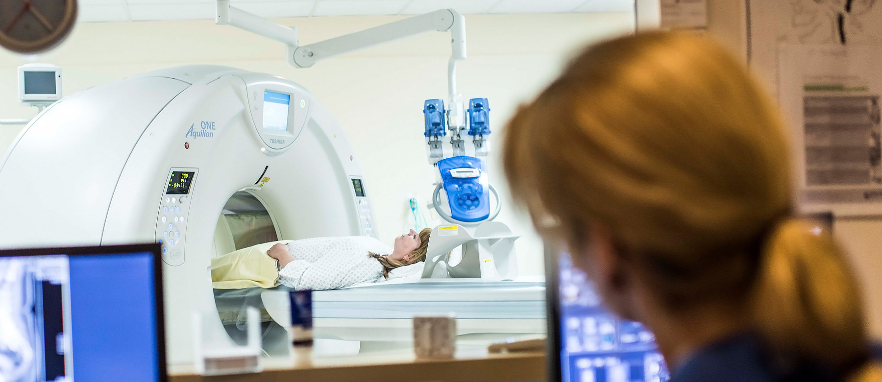 Patientin bei der CT-Untersuchung in der Abteilung für Radiologie und Neuroradiologie.