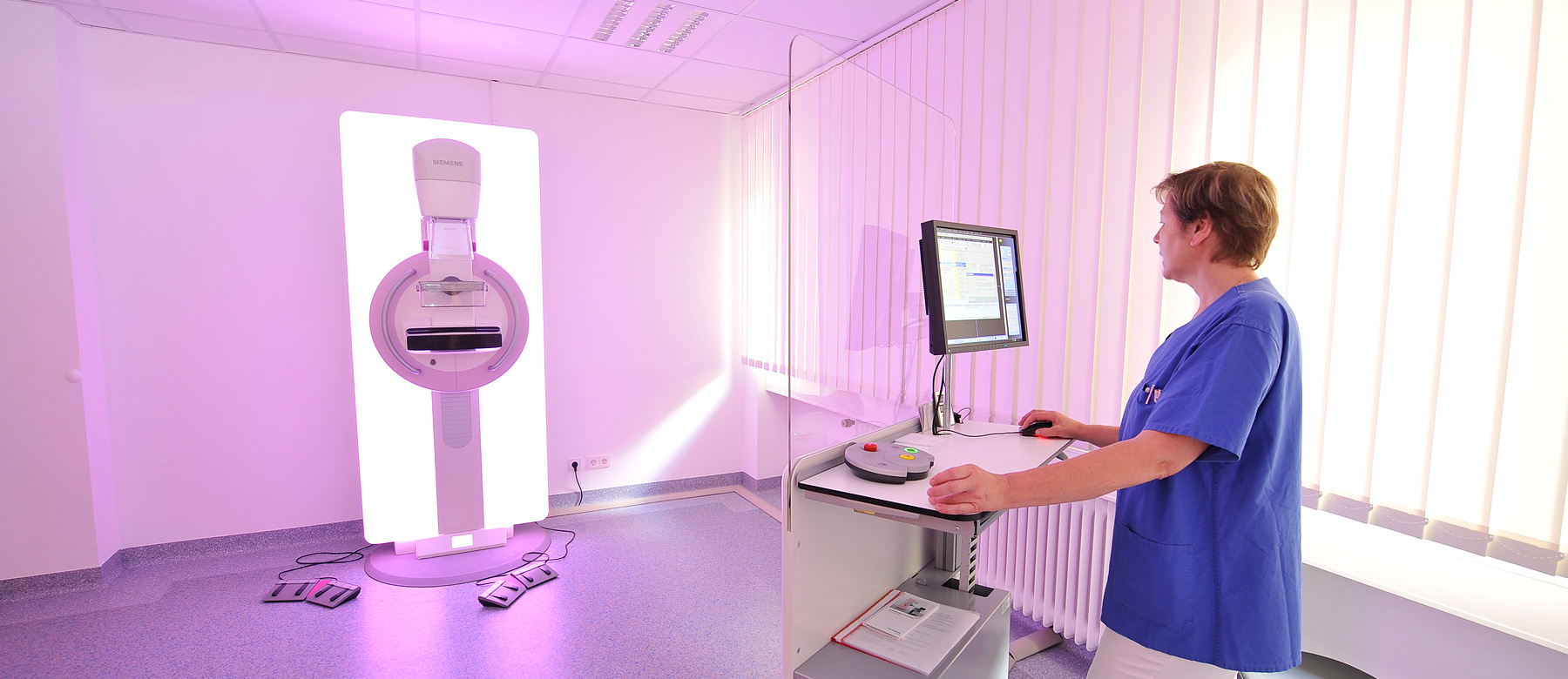 Mitarbeiterin der Abteilung für Radiologoie und Neuroradiologie bereitet eine Mammographie vor.