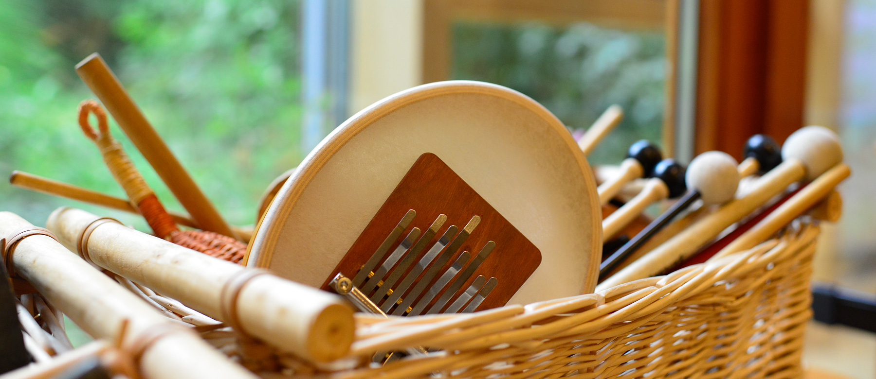 Musikinstrumente aus der Musiktherapie liegen in einem Korb.