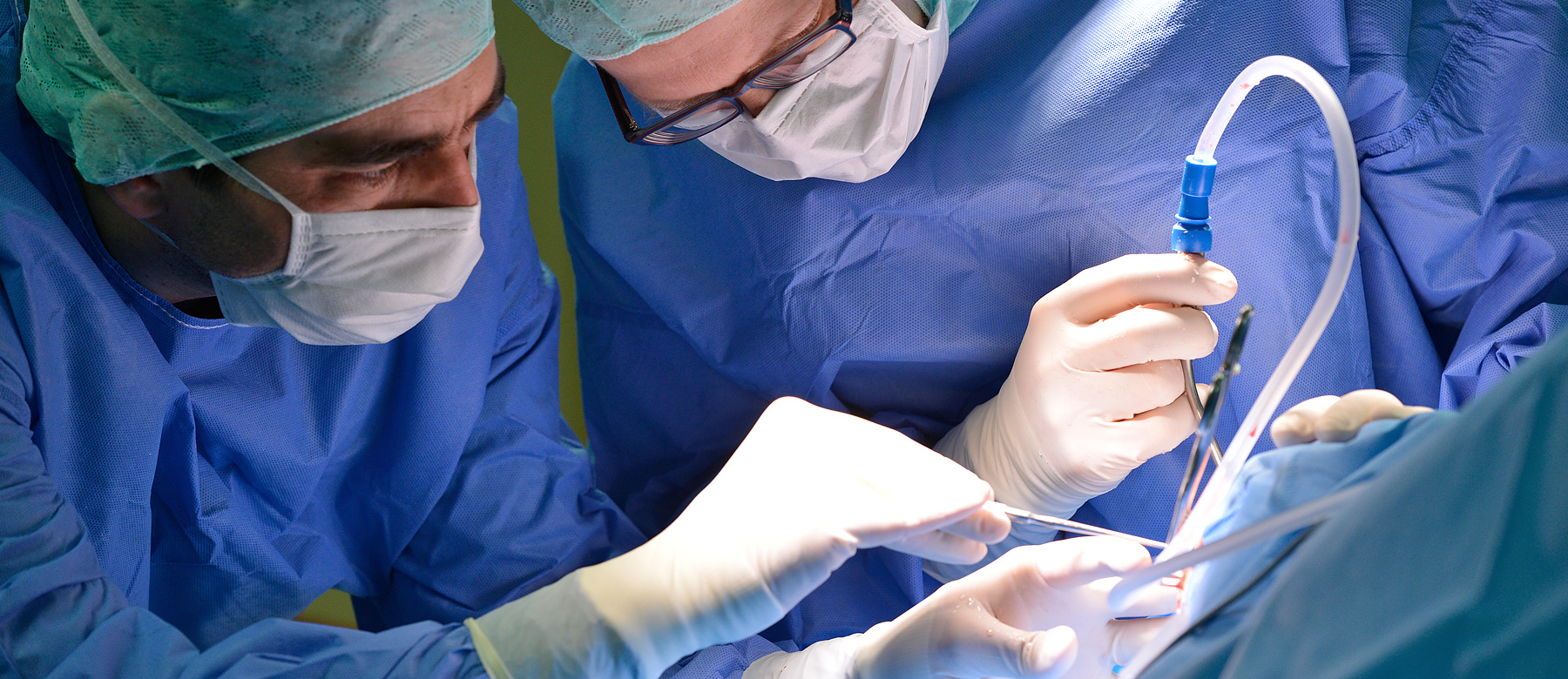 Zwei Neurochirurgen operieren einen Patienten.